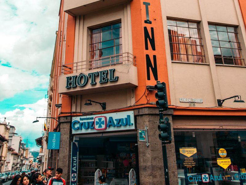 Un hôtel au coin d'une rue en Equateur.